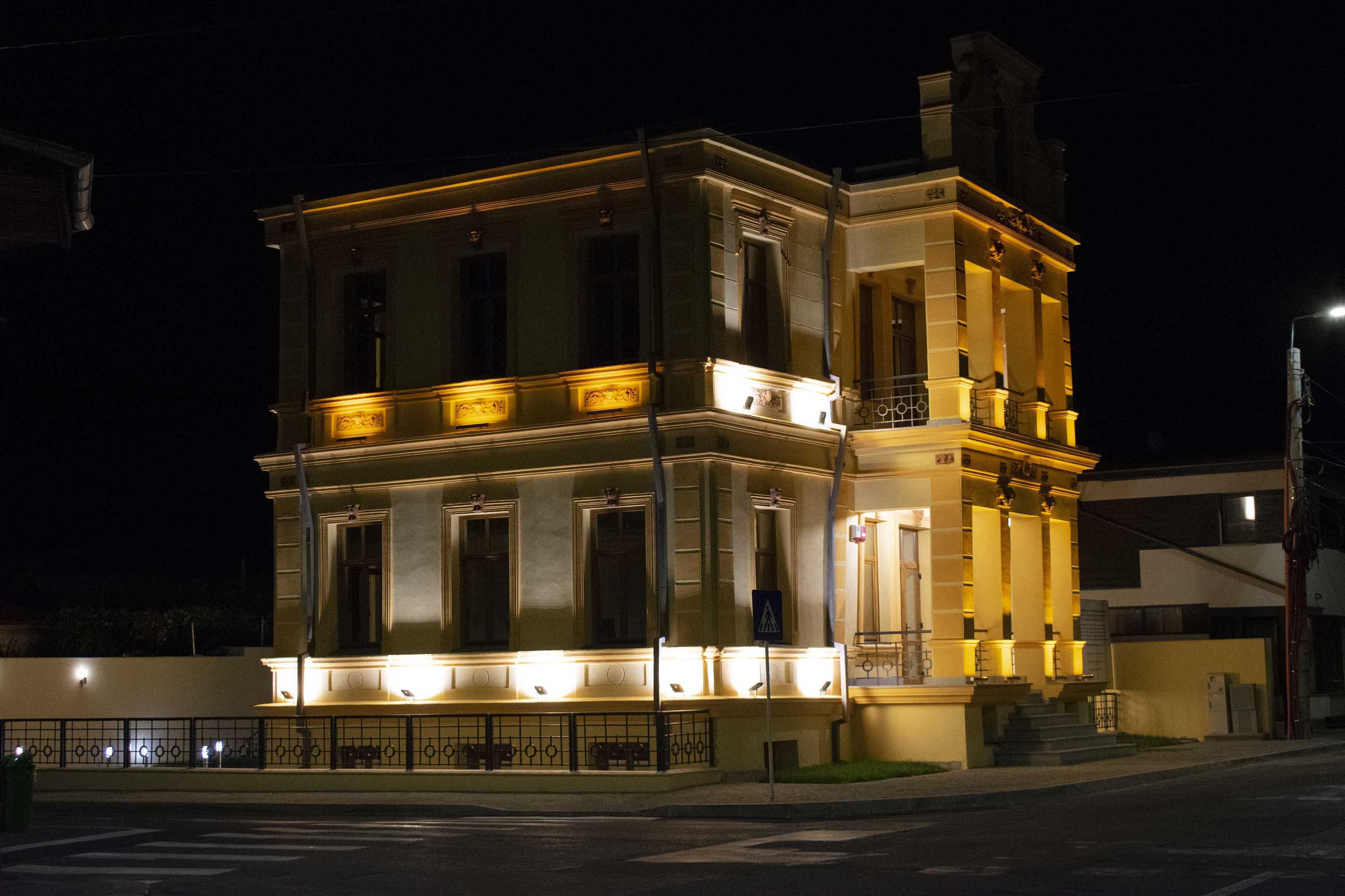 1/125, f/4.8, ISO 2200, 36mm