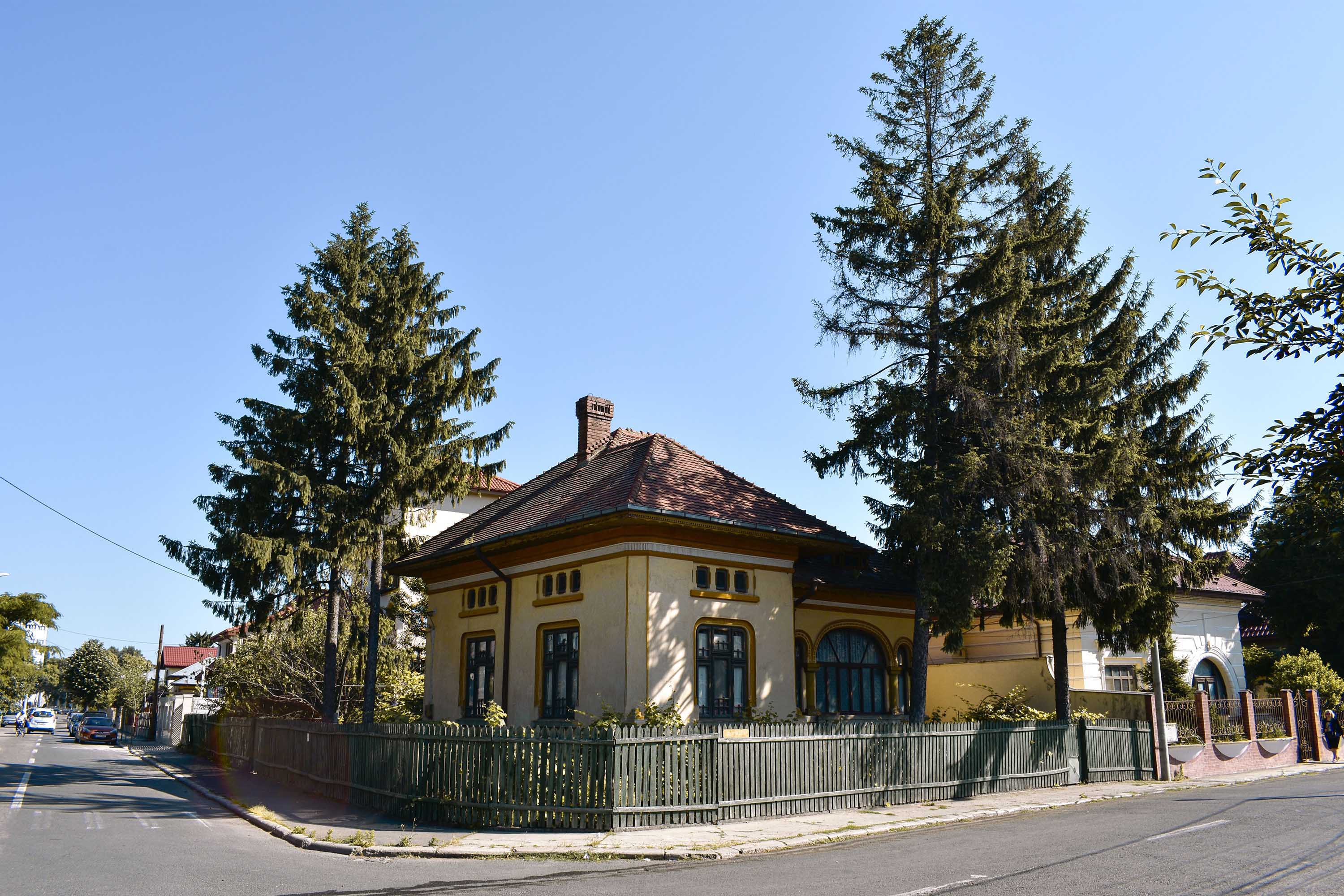 1/125, f/11, ISO 110, 18mm