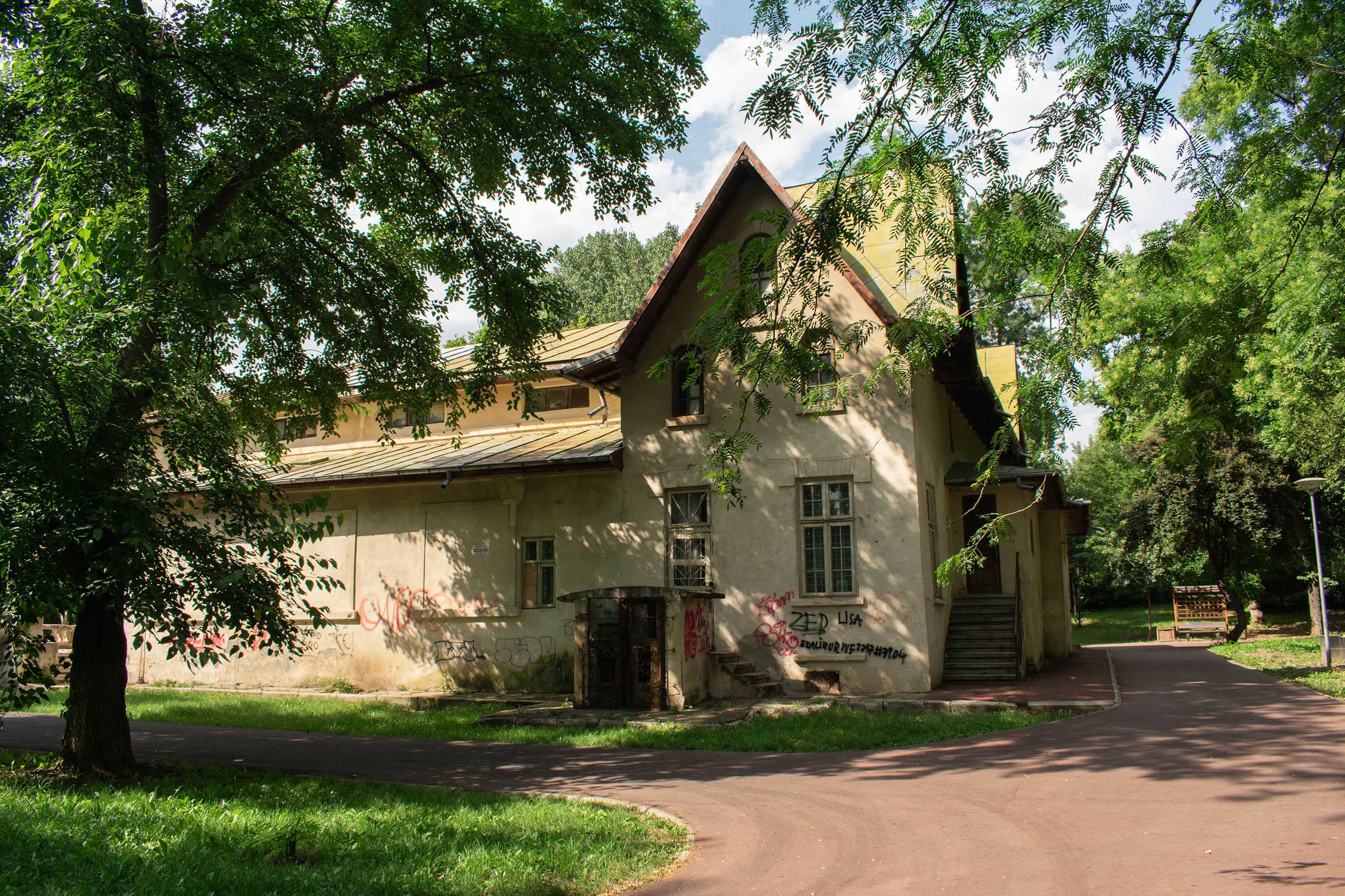 1/250, f/8, ISO 160, 18mm