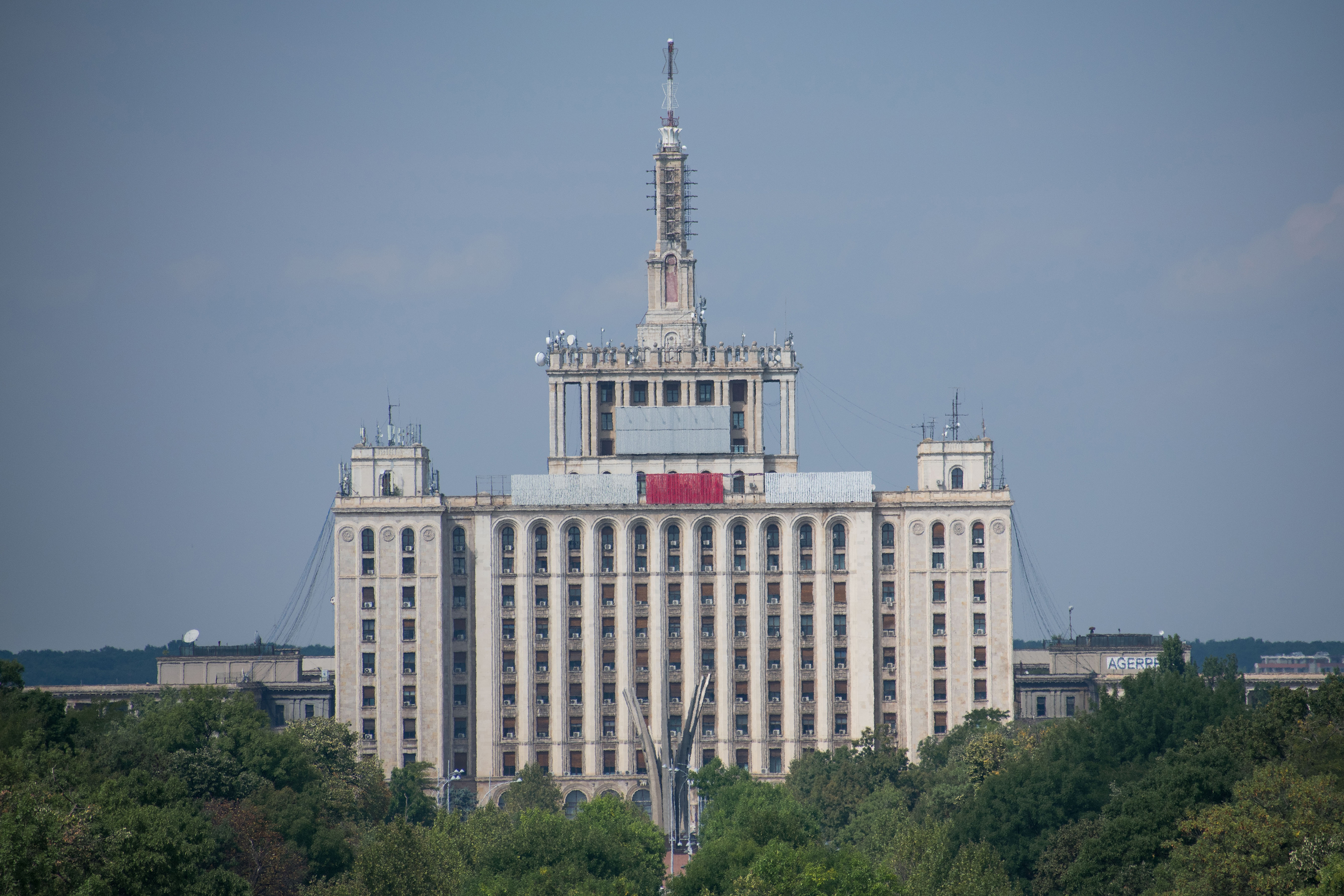 1/125, f/4.8, ISO 2200, 36mm