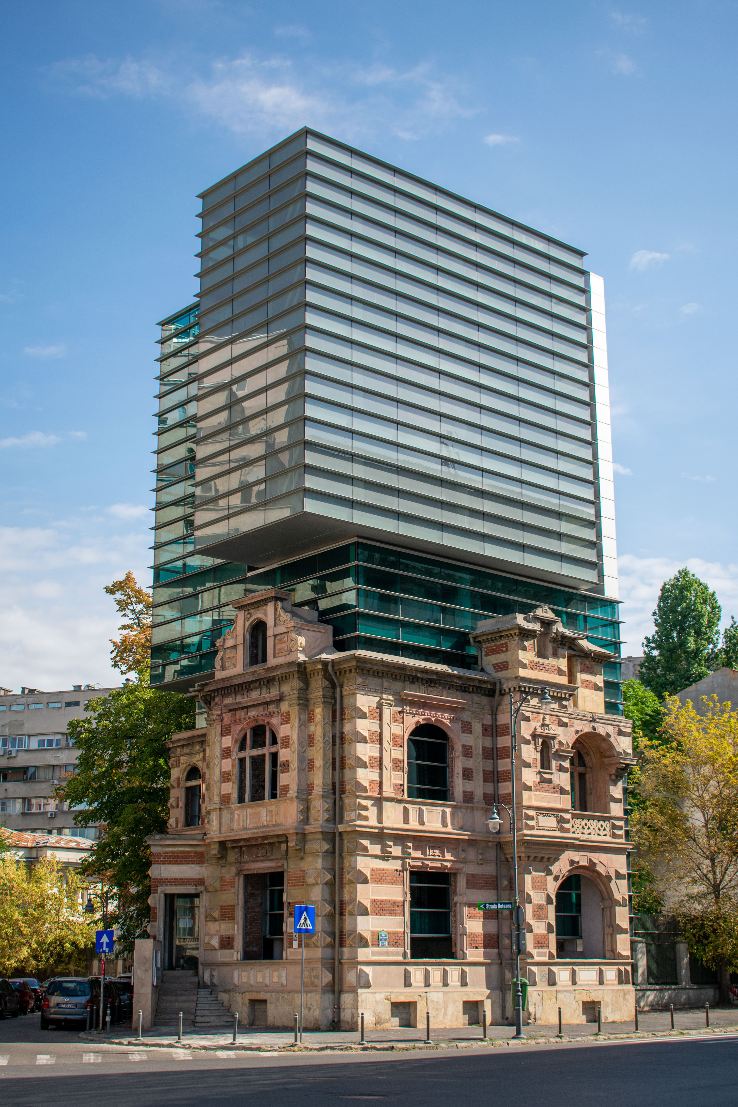 1/125, f/4.8, ISO 2200, 36mm