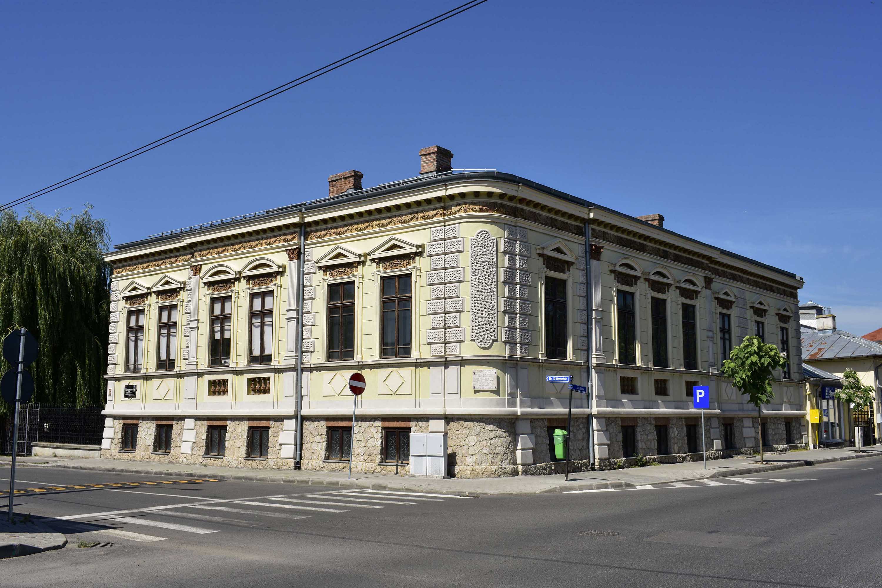 1/200, f/13, ISO 100, 23mm