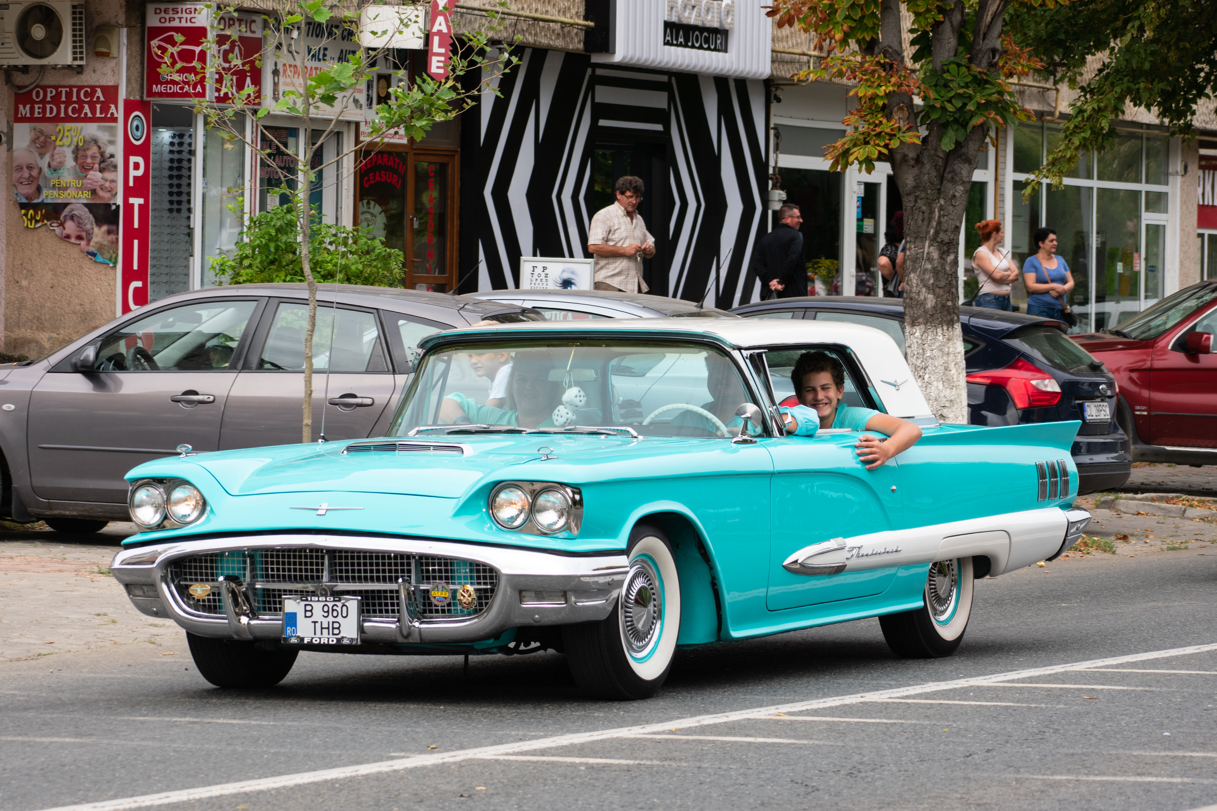 1/250, f/8, ISO 100, 27mm